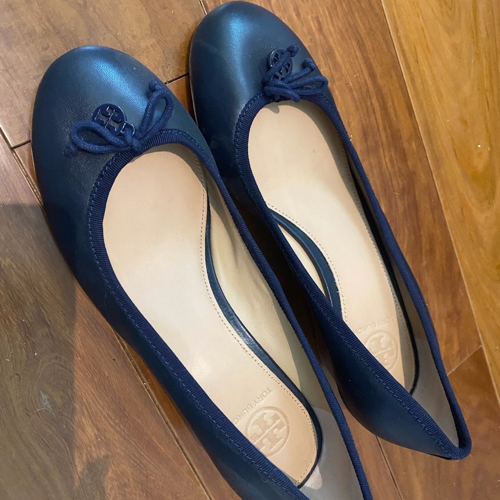 Tory Burch Chelsea Blue Leather Wedges, front bow, logo charm - size 8